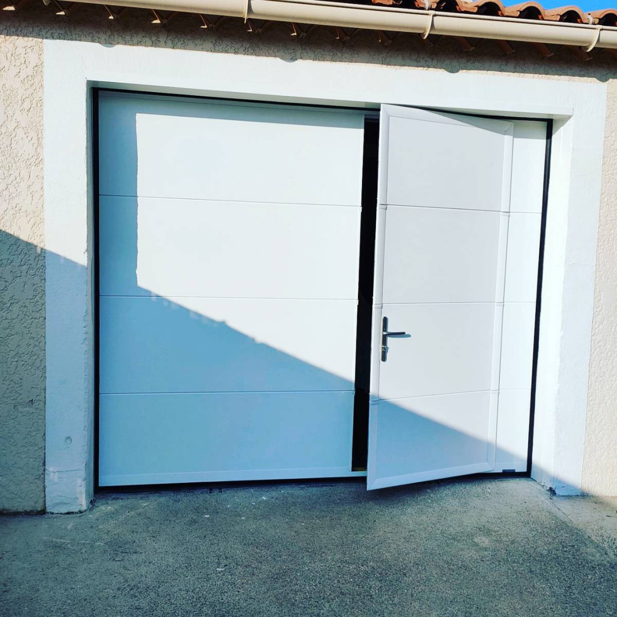 Porte de garage coulissante électrique sur mesure à Montpellier 34 Hérault