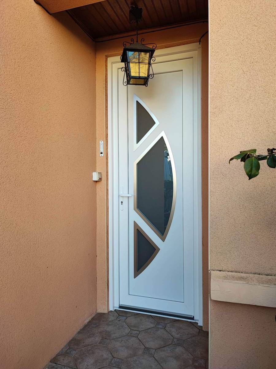 Installation de porte de garage sectionnelle motorisée sur mesure à Narbonne dans l’Aude 11